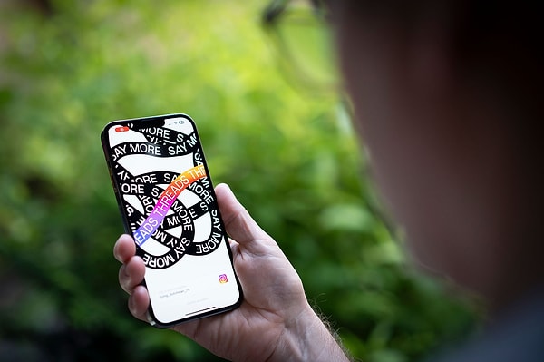 Zuckerberg'in Threads adına gidereceği bir diğer eksik ise arama özelliği. Sosyal medya platformlarında sıkça kullanılan ve kişi, gönderi, konum veya etiket gibi unsurların kolayca bulunmasını sağlayan arama çubuğu, şu anda Threads'de sadece kişileri bulmaya yardımcı oluyor.
