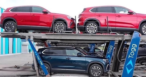 Bu durum birçok kişinin aklına "Teslimatlar gecikiyor mu?" sorusunu getirdi. Togg'un henüz görüntüler ve iddialar ile alakalı resmi bir açıklaması bulunmuyor.