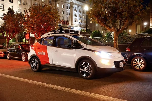 Geçtiğimiz Cuma gününde gerçekleşen bir konser sonunda Cruise firmasına ait birçok robot taksiyi alana çağıran kullanıcılar, yoğunluğa yol açtı ve hareket halindeki taksilerin bağlantı sorunu yaşamasına neden oldu.