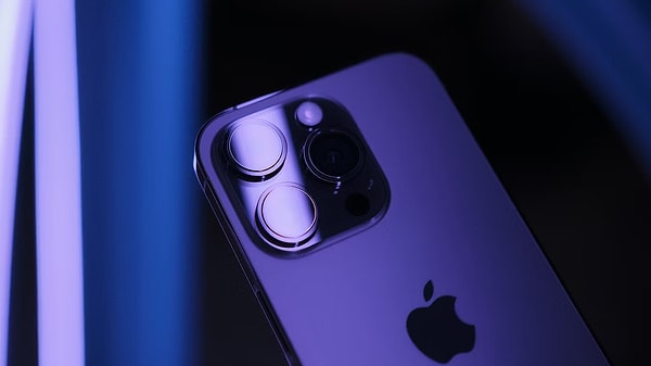 Bu durumun oluşmasındaki neden ise bazı tedarik sorunlarında gizli. Apple'ın kamera tarafındaki parça üreticisi Sony'nin seride sadece Pro Max modelinde bulunacak periskop lens sensörünü üretmekte geciktiği söyleniyor.