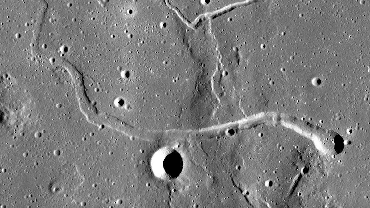 Görüntülenen gizli krater bölgesini inceleyen araştırmacılar, krateri çevreleyen kırık kayaların da muhtemelen çarpışmadan kaynaklanan enkaz izleri olduğunu düşünüyor.
