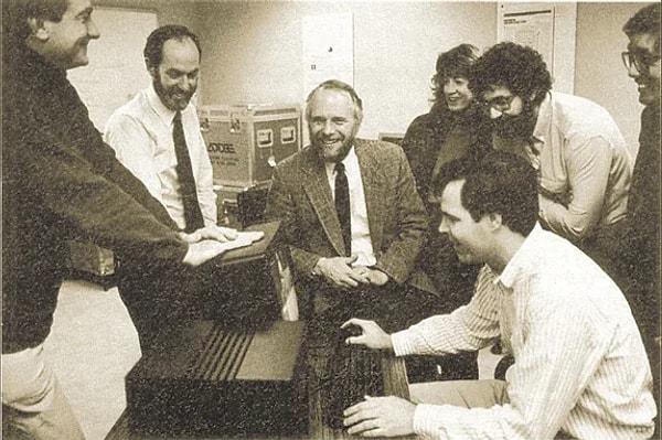 Warncok, üniversite eğitiminin ardından 1978 yılında iş hayatına atıldı.  Xerox'un Palo Alto Araştırma Merkezi'nde çalışmaya başlayan yetenekli bilişimci, şirkette yaşadığı bazı anlaşmazlıklar nedeniyle kısa sürede istifa etti.