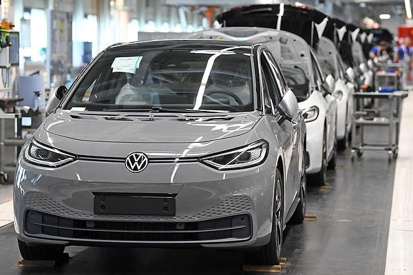 Özpeynirci'ye göre, Volkswagen imzalı ID.3, ID.4, ID.5 ve yeni üretilen ID.7 araçları gelecek sene Türkiye'de satışa sunulmaya başlayacak.