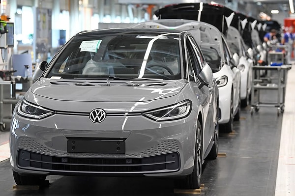 Özpeynirci'ye göre, Volkswagen imzalı ID.3, ID.4, ID.5 ve yeni üretilen ID.7 araçları gelecek sene Türkiye'de satışa sunulmaya başlayacak.