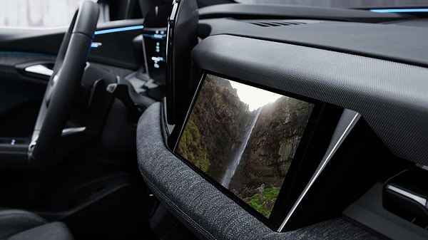 Audi Q6, direksiyon alanında üç farklı büyük boyutlu ekrana ev sahipliği yapıyor. Bu ekranlardan biri tamamıyla yolculara özel olurken diğer iki panel bilgi-eğlence ve gösterge ekranı olarak kullanılıyor.