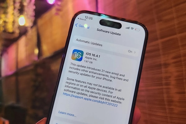 iOS 16.6.1 ve iPadOS 16.6.1 güncellemelerinin uygun iPhone ve iPad cihazlarında "Ayarlar > Genel > Yazılım Güncelleme" bölümü üzerinden kablosuz olarak indirilebildiğini belirtelim.