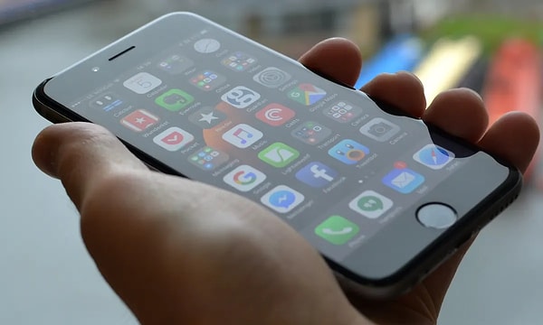 iOS 16 ve yeni iOS 17'yi desteklemeyen Apple cihazlarını ilgilendirilen iOS 15.7.9 isimli yeni güncelleme, yeni özelliklerden daha çok bazı kritik güvenlik iyileştirmeleri içeriyor.