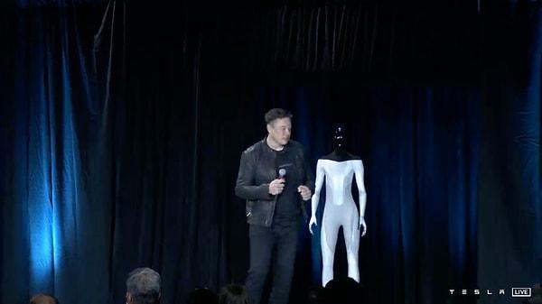 Musk'ın daha öncesinde yaptığı açıklamalara göre Tesla Bot, gelişimini tamamladığında fabrikalardaki "sıkıcı" ve tehlikeli işleri üstelenecek. CEO'nun 10 yıl içindeki planı yemek pişirebilen, çimleri biçebilen ve temizlik yapabilen Optimus'ları evlere taşımak.