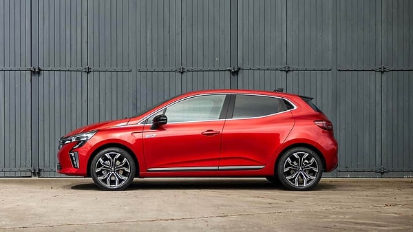 Sevilen şehir içi otomobilin Hibrit versiyonu olarak tanımlayabileceğimiz yeni Colt, performans tarafında 90 hp güç ve 160 Nm tork üreten 1.0 litre turbo motora ve 141 hp güç ve 205 Nm tork üreten 1.6 litre hibrit motora ev sahipliği yapıyor. Sevilen şehir içi otomobilin Hibrit versiyonu olarak tanımlayabileceğimiz yeni Colt, performans tarafında 90 hp güç ve 160 Nm tork üreten 1.0 litre turbo motora ve 141 hp güç ve 205 Nm tork üreten 1.6 litre hibrit motora ev sahipliği yapıyor.