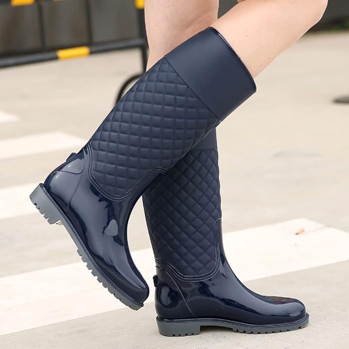 1. Kapitone desenli yağmur çizmeleri klasiklerin başında yer alıyor.