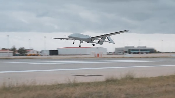 Böylece gökyüzüne ilk adımını atan TB3, söz konusu testte pist boyunca motor çalıştırarak ilerledi ve gerekli sürate ulaştığında birkaç metre kadar havada kaldı.