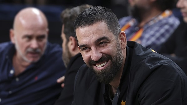 Arda Turan, ilk cezasını 6. haftada oynanan Ümraniyespor maçının ardından aldı ve akreditasyon kartını pek umursamamaya devam etti.