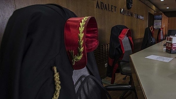 'Faizsiz iş yapıyoruz' diye insanları kandıran dolandırıcıların, müşterilere satılan araçları bankalara teminat olarak gösterip 10 milyonlarca lira banka kredisi kullandıkları da soruşturma sürecinde belirlendi.