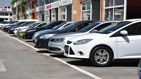 Dolandırıcılık olayı, sıfır otomobilin sıkıntısının yaşandığı 2021 yılında gerçekleşti. 0' araç satışı vaadiyle para toplayan H.C. ve A.C., önce TIR'lar dolusu sıfır araç resimleri ve kendilerinden alım yapan siyasi ve bürokratların resimlerini paylaşıp insanların güvenini kazandı.