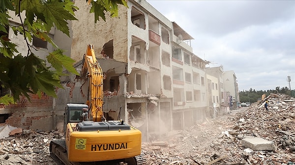 "Öyle bir yasayla kenti yönetemezsiniz. Yönetebilmek için halkın, yerel yönetimin ve devletin el ele olması gerekiyor. Bu şartlarda İstanbul’da dönüşüm olamaz. Belediye ve hükümet didişmesinin ortasında halkın da korktuğu ortamda depreme hazırlanamayız."