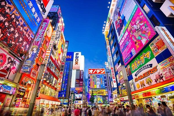 Dolar milyonerleri New York'tan sonra Japonya’nın başkenti Tokyo'da yaşıyor. Tokyo'da 290 bin 300 zengin bulunurken, şehrin nüfusu ise 37 milyon kişi.