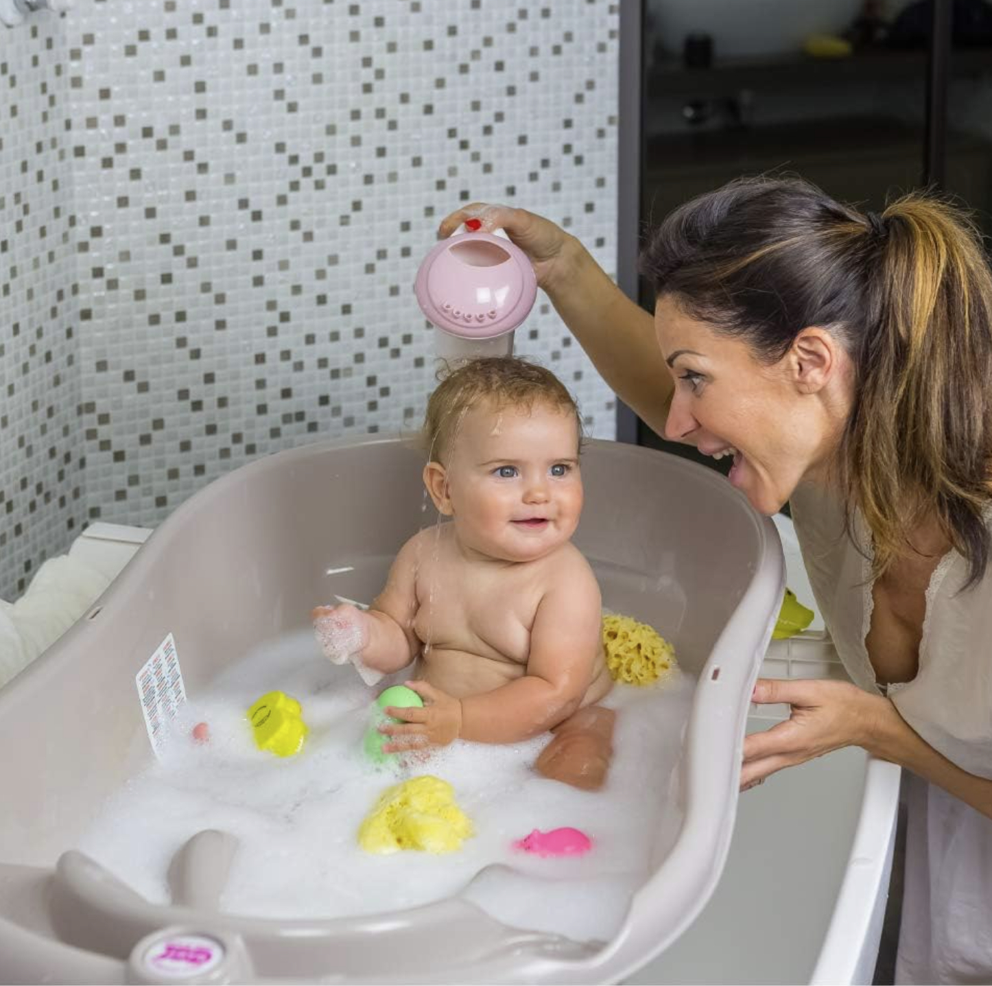 Okbaby Onda Bebek Banyo Küveti ikinci bir kişinin yardımı olmadan bebeğinizi kolayca yıkamanızı sağlıyor.