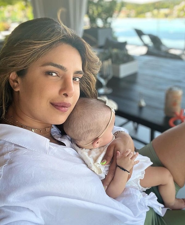 O kadar güçlü bir anne ki... Düşünsenize bir ay boyunca kendinize iğne yapıyorsunuz, ne kadar acılı değil mi? Priyanka ve bütün zorluklara rağmen yavrularını büyüten tüm anneler için şuraya şöyle bir kalp bırakalım.❤️