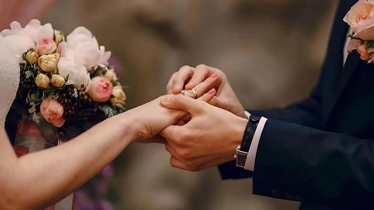 Türkiye İstatistik Kurumu (TÜİK), ilk evlilik yaş ortalamasına ilişkin verileri bugün resmi internet sitesi üzerinden açıkladı.
