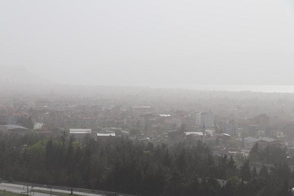 Meteoroloji Genel Müdürlüğü, bugün 17 il için sarı kodlu uyarıda bulunurken, İstanbul ve Ankara valilikleri hava kirliliğine karşı uyarı yaptı.