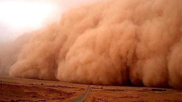 Türkiye bir kez daha çölden esen rüzgarın etkisi altında. Libya üzerinden gelen bu çöl sıcağı, rüzgar ile birlikte tozu da getiriyor. Çöl tozları cuma gününe kadar etkili olacak.