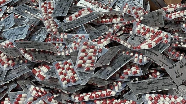 DHA'nın aktardığına göre, Polis ekipleri ev eşyaları arasına gizlenerek taşımacılık süsüyle Van'a gönderilmek istenen ilaçları yaptıkları operasyonla ele geçirdi.