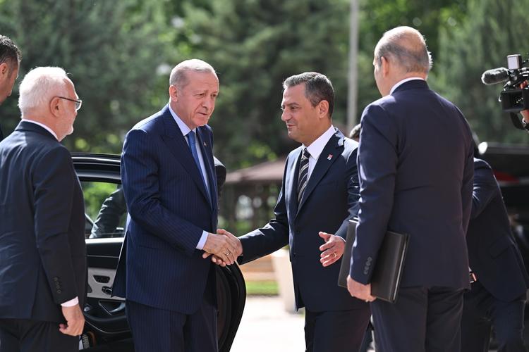 Görüşmeden 40 gün sonra Cumhurbaşkanı Erdoğan, Özgür Özel'e iade-i ziyarette bulundu. Özel, 18 yıl sonra CHP Genel Merkezi'ne gelen Erdoğan'ı kapıda karşıladı.