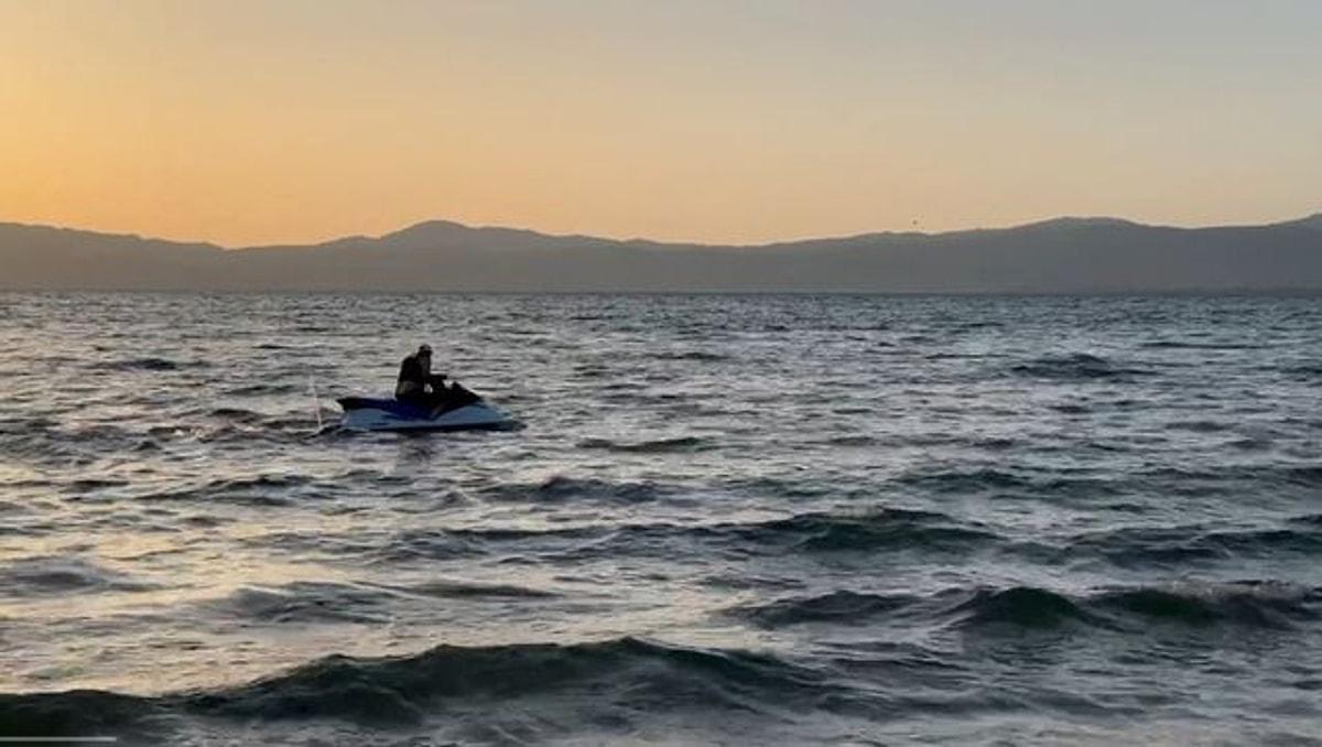 İznik Gölü'ne jet ski ile açılan 23 yaşındaki Onur I. ve 25 yaşındaki Kübra Özdemir aracın devrilmesiye göle düştü.
