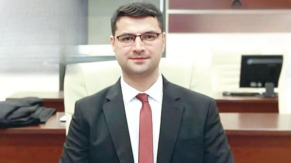 Hataylı bir depremzede olan Gökhan Kuşcuoğlu, idari hakimlik sınavında 2023’te ise 93 puanla Türkiye 2’ncisi oldu. Dikmen Hakimevi’nde Adalet Bakanı Yardımcısı başkanlığındaki heyetin karşısına 7 kişi ile birlikte çıkan Kuşçuoğlu, 3 dakika süren sözlü sınavda elendi.