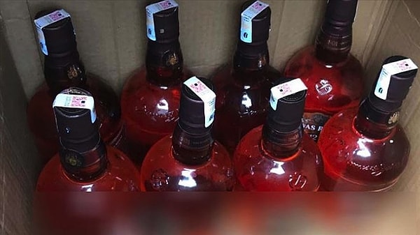 Hem metanol hem de etanolün renksiz ve kokusuz olduğunu vurgulayan Prof. Dr. Usta, “Satın alınan içkinin sahte olup olmadığını tüketirken anlamak mümkün değil. Metanol, tüketildikten sonra 10 dakika içinde kana karışır ve vücuttan atılamaz. Karaciğerde formik aside dönüşerek zehirlenmeye yol açar” dedi.