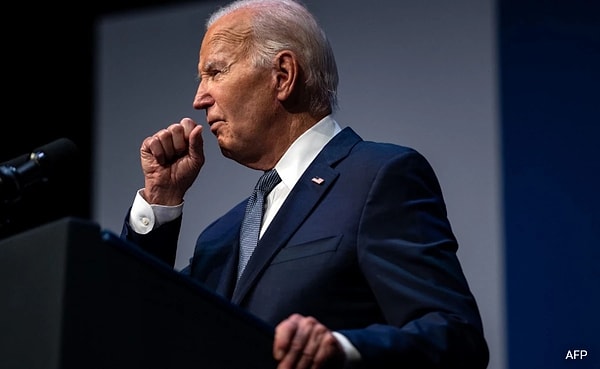 Biden, Çarşamba günü COVID-19 testinin pozitif çıkmasından bu yana evinde izole ediliyordu. Yardımcıları, hala öksürüğü olan Biden'ın hafta sonunun çoğunda çekilmesi için Demokratlar tarafından baskı gördüğünü de dile getirdi.
