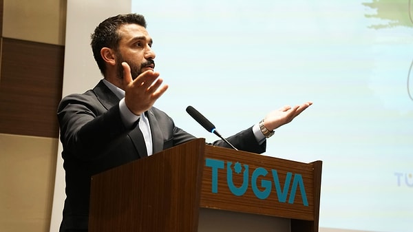 Demirkol'un görüntülerini TÜGVA Başkanı İbrahim Beşinci kendi Twitter hesabından paylaştı. Beşinci görüntülere, "TÜGVA Lise DoğaKampı'nda gençlik rüzgarı Doğu Demirkol ile esmeye devam ediyor! Gençlik burada, heyecan burada!" notunu düştü.