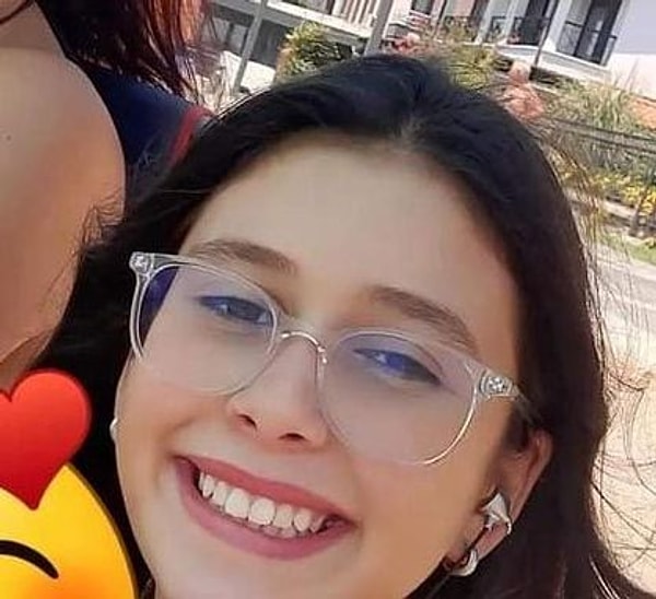 İddiaya göre 13 yaşındaki Beren Su Bolat ve arkadaşı, 5 ve 6'ncı katlar arasında duran asansörde mahsur kaldı.