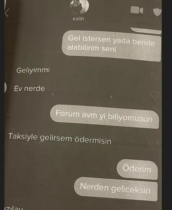 Bununla da yetinmeyen grup, adamın videolarını çekerek, "16 yaşındaki kardeşimizin bu evde ne işi var? Elinde ne var ne yok bize vereceksin. Şikayetçi olursan videoyu herkese gönderirim. Seni rezil ederiz" diyerek tehdit etti.