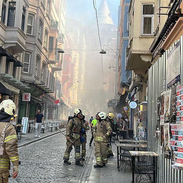 İstanbul Beyoğlu'na Galata Kulesi'nin çevresinde bulunan beşli katlı binada yangın çıktı. İtfaiye ekiplerinin müdahalesi sonucu yangın kontrol altına alındı.