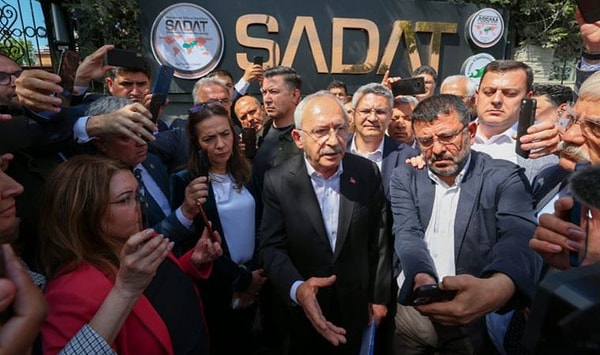 CHP lideri o dönem SADAT merkezine gitmiş ve kuruluşun seçimleri tehdit ettiğini iddia ederek, “Burası aynı zamanda terörist yetiştiren bir kuruluş” ifadelerini kullanmıştı.