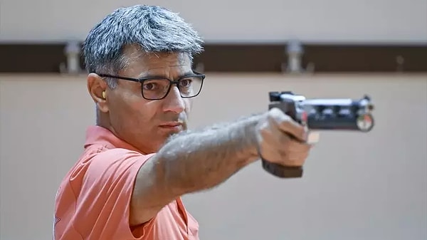 Hatta öyle ki Twitter'da yabancılar tarafından yapılan "Türkiye 51 yaşındaki bir adamı özel lensleri, göz koruması ya da kulak koruması olmadan gönderdi ve gümüş madalya aldı", "Türkiye Hitman'i mi gönderdi?" gibi yorumlar yüzmilyonlarca görüntülenmeye ulaştı.