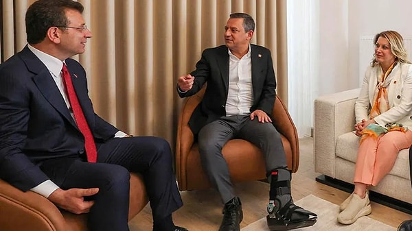 Bugünlerde siyasetin gündeminde oldukça ilginç bir tartışma var. Ev kazası sonucunda ayağı kırıldığı açıklanan CHP Genel Başkanı Özgür Özel'in yaşadıkları hakkında farklı iddialar ortaya atıldı.