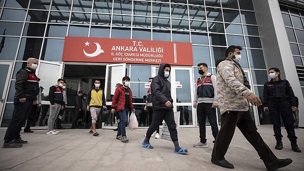 Açıklamada ayrıca kendi ülkesi dışında yaşayan 6,5 milyon Suriyeli'nin Türkiye'nin yanı sıra Lübnan, Almanya, Ürdün, Irak, Mısır, Avusturya, İsveç ve Yunanistan başta olmak üzere farklı ülkelerde bulunduğuna vurgu yapıldı.