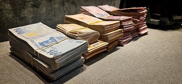 Merkez Bankası'nın politika faizini mart ayından bu yana yüzde 50'de tuttuğunu ifade eden Aran, ilk faiz indirimine kasımda 250 baz puan ile başlanabileceğini dile getirdi. Aran beklentilerini şöyle anlattı: 👇