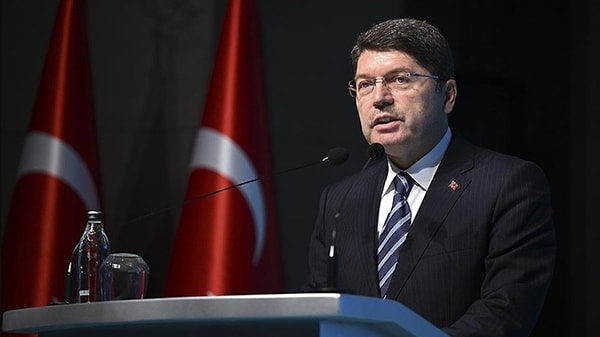Kadınların inanç, eğitim ve çalışma özgürlüğünü gasp etmenin 28 Şubat zihniyeti olduğunu ifade eden Adalet Bakanı Yılmaz Tunç, olayla ilgili soruşturma başlatıldığını duyurdu.