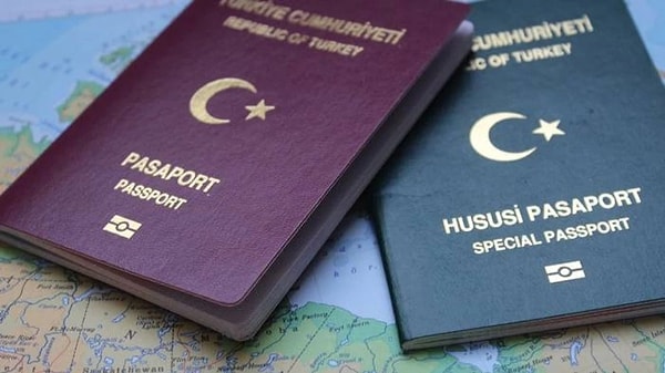 Kayıtların tutulduğu 2010'dan beri ilk kez bu yılın temmuz ayında yeşil pasaport sayısı, bordoyu geride bıraktı. Temmuzda üretilen 453 bin 600 pasaportun 353 bin 600’ü yeşil, 100 bini bordo (umuma mahsus) pasaport oldu.