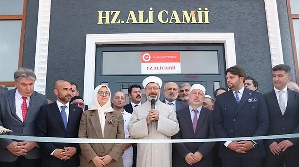 Geçtiğimiz günlerde Yalova'da yapımı tamamlanan Hz. Ali Camii ile Vasfiye Turna Hafızlık Yatılı Kur'an Kursu'nun açılışlarını gerçekleştiren Diyanet İşleri Başkanı Prof. Dr. Ali Erbaş'ın 'Kelime-i Şehadet'i eksik getirdiği iddiası gündem oldu.