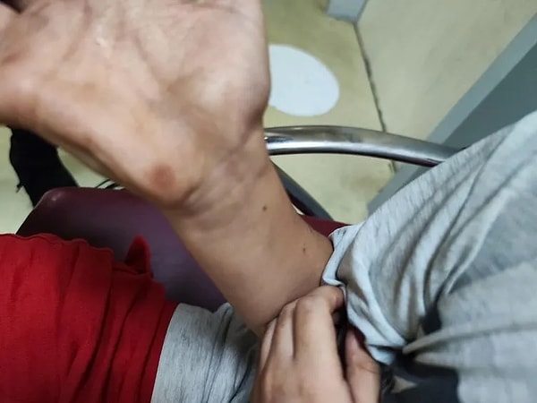 Babası tarafından işkenceye maruz kalan Kudret'in arkadaşlarına, "Babanız size de ceza veriyor mu?" şeklinde sorular sorduğu öğrenildi. Çocuk devlet korumasına alındı.