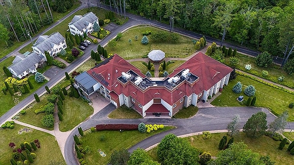 Fetullahçı Terör Örgütü (FETÖ) elebaşı Fetullah Gülen, 1999'dan bu yana ABD'nin Pensilvanya eyaletinde lüks malikanesinde yaşıyordu. 15 Temmuz darbe girişiminin bir numaralı ismi Gülen, terör örgütünün üst düzey isimlerini de bu evde ağırlıyordu.
