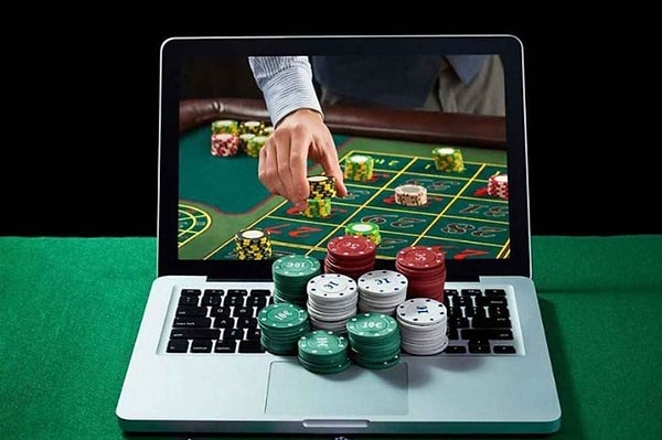 28 yaşındaki bir diğer danışan ise sanal bahisle başladığı kumar bağımlılığının, sanal casino oyunlarıyla daha da kötüleştiğini ifade ediyor. Sürekli kredi çekip bu oyunlarda kaybettiğini ve ailesiyle ilişkilerinin tamamen bozulduğunu anlatıyor. Söz konusu kişi kumar bağımlılığı yüzünden yaşadıklarını ve deneyimlerini şöyle ifade ediyor: