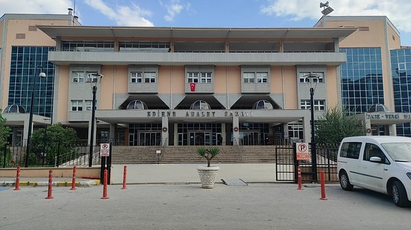 Bölgeye gelen jandarma ekipleri yaşlı adam için geniş çaplı arama çalışması başlattı. Bu sırada jandarma ekiplerini de yanlış yönlendiren cani evlat, ekipleri mezarlık bölgesine çekmeye çalıştı.