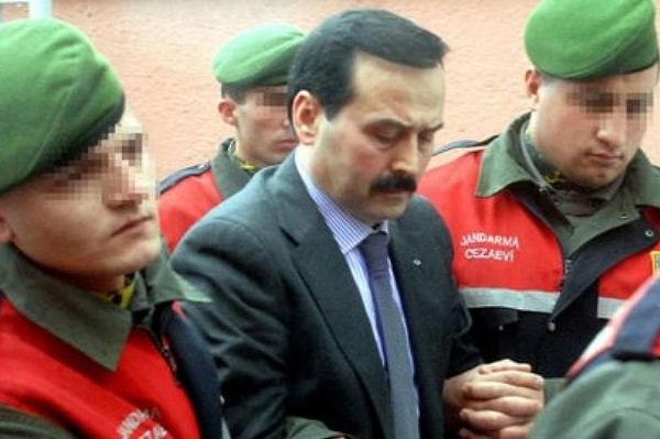 “Çıkar amaçlı suç örgütü kurmak, yönetmek, nitelikli yağma, tehdit, kasten yaralama, kişiyi hürriyetinden yoksun bırakma” gibi suçlardan 66 yıl hapis cezası alan Kürşat Yılmaz, 2021'de yapılan yeniden yargılama sonrası serbest kalmıştı.