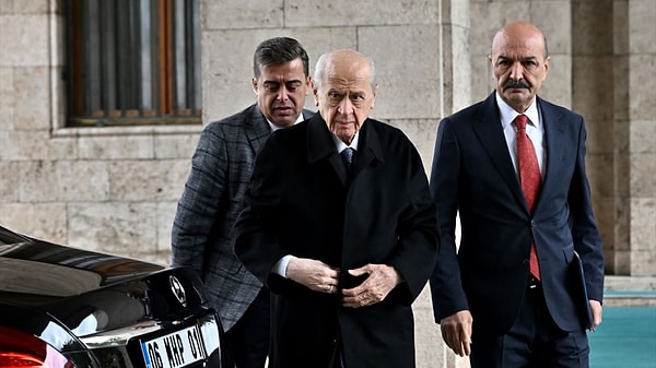 MHP Genel Başkanı Devlet Bahçeli'nin partisinin Meclis Grup Toplantısı'nda 'çözüm süreci' ile ilgili terörist başı Abdullah Öcalan'a yaptığı çağrı gündeme bomba gibi düştü.