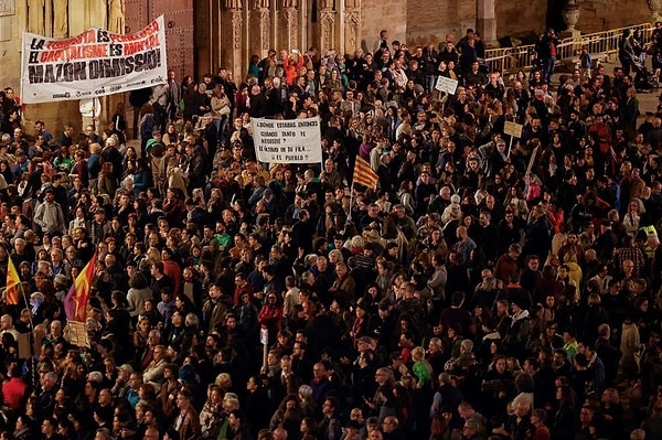 İspanya'nın gözde şehirlerinden Barselona'da hayat pahalılığı ve özellikle de ev kiralarındaki artış, binlerce kişiyi sokağa döktü. Kiracılar Sendikası'nın çağrısıyla düzenlenen büyük gösteride, katılımcılar yüksek kira fiyatlarına dikkat çekti.